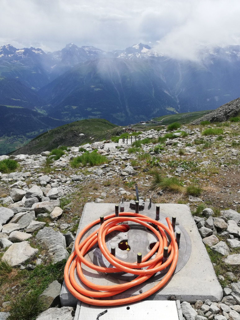 Blick von den ehemaligen Einfahrtsstützen auf die Strecke. Im Hintergrund kann man knapp die neue Bergstation erkennen.