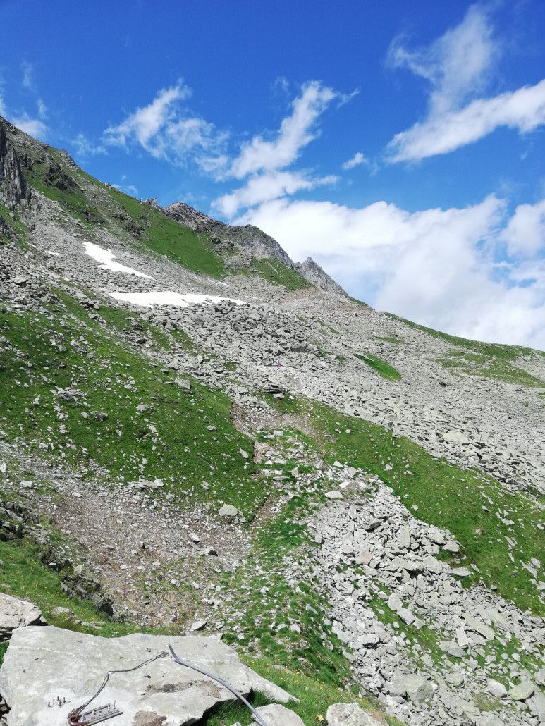 Blick hinauf zur alten Bergstation. Es sind nur noch die Betonfundamente zu sehen.