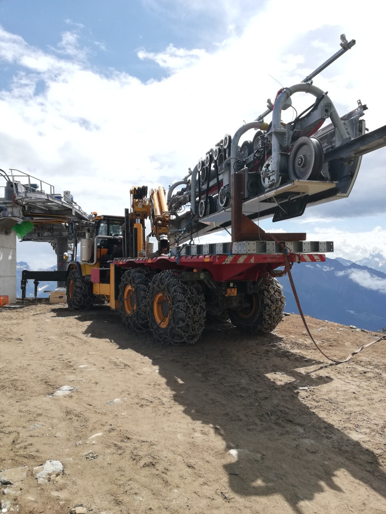 Die Einzelteile der Station werden Stück für Stück an den neuen Standort gefahren und installiert.