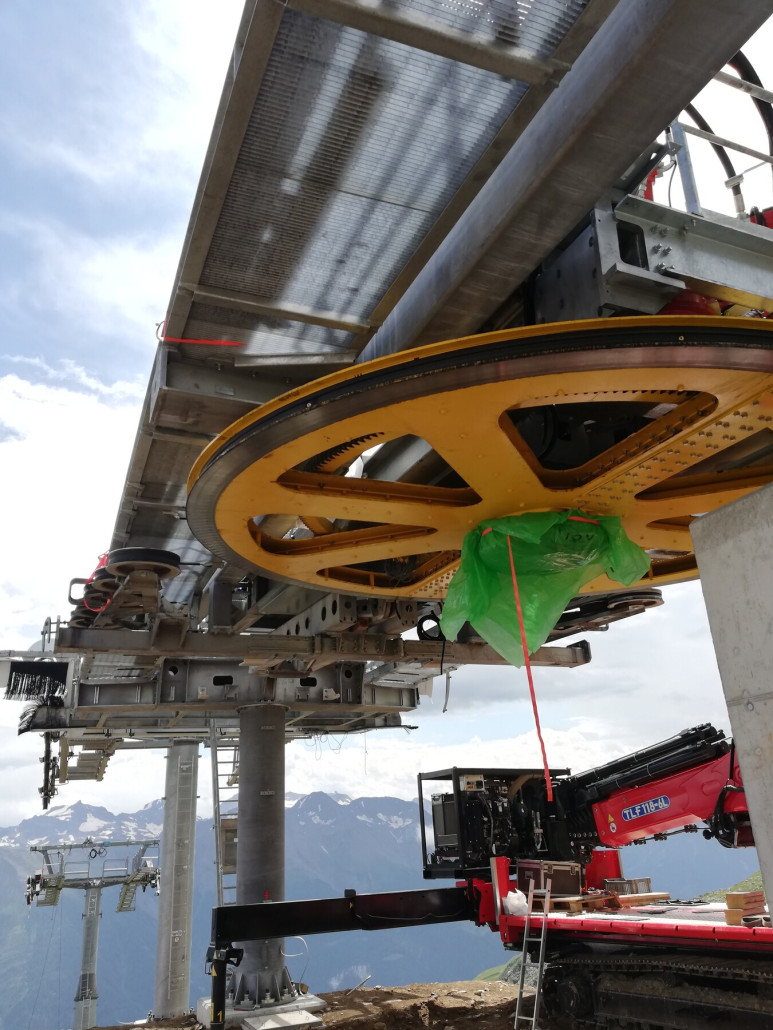 Die Seilscheibe ist inzwischen montiert.