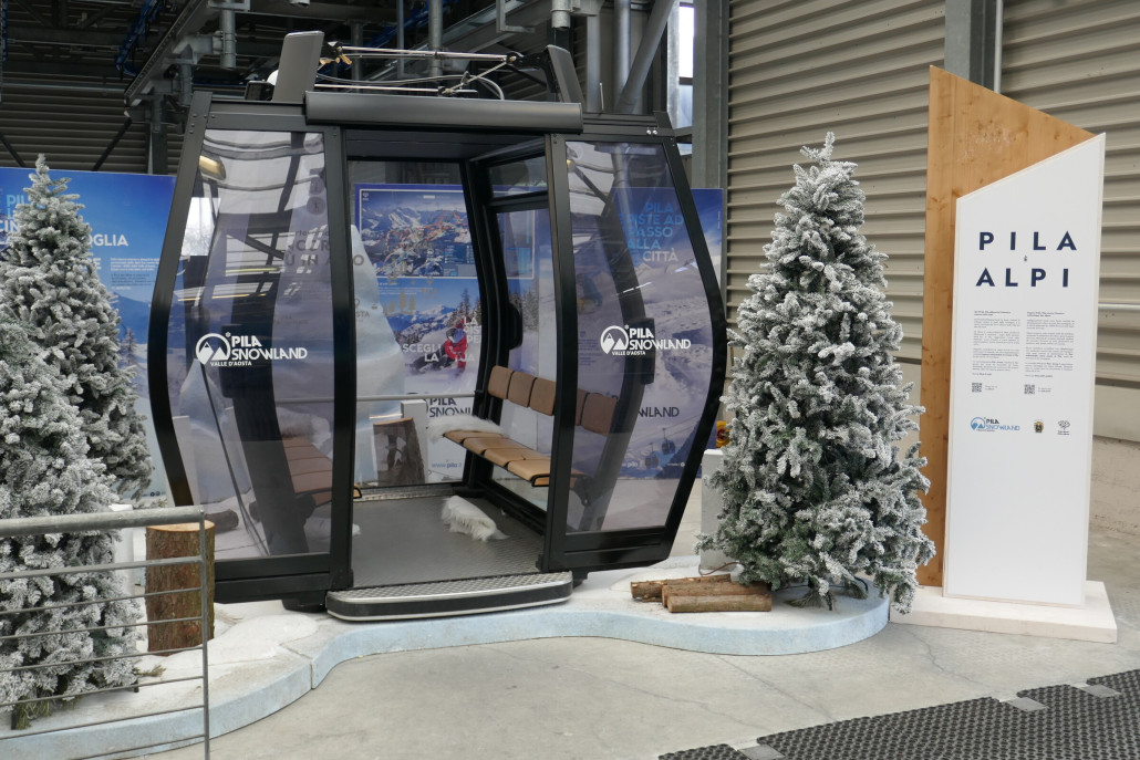 Demo-Gondel mit Holzsitzen ohne Köcher innen wie außen