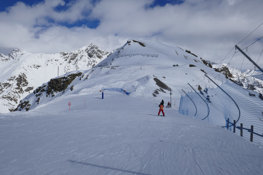 Bauarbeiten Bergstation im März 2024. Die neue Bergstation (aktuelle Bergstation der 2SB hinter mir bei der Aufnahme des Bildes) wird ca. 100m weiter östlich platziert. Das Förderband zum Erreichen der schwarzen Pisten oben links war schon demontiert, dafür lag dort ein großer Haufen Erde/Schutt. Dahinter kommt die neue Bergstation hin.