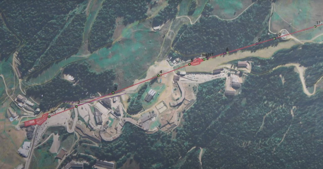 Strecke Sektion 4 (und 5). Die bestehende Bahn aus dem Tal (Sektion 3) kommt links an der neuen Station an