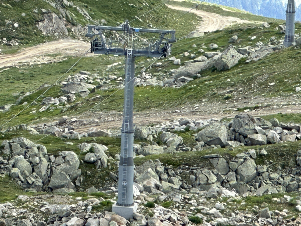 Ab Stütze 7 sind Förder- und Hilfsseil wieder auf den Stützen liegend.