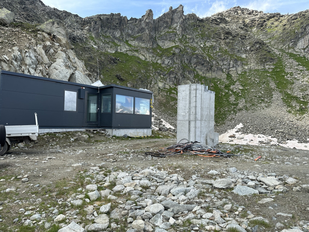 Alte Bergstation: nach wie vor Steuerungskabine und Betonpfeiler vorhanden.