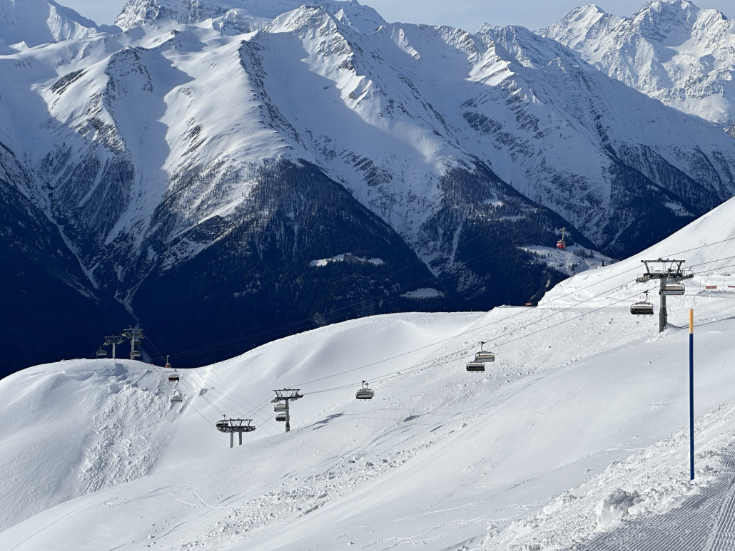 Ganz links bei den zwei Stützen steht jetzt die neue Bergstation.