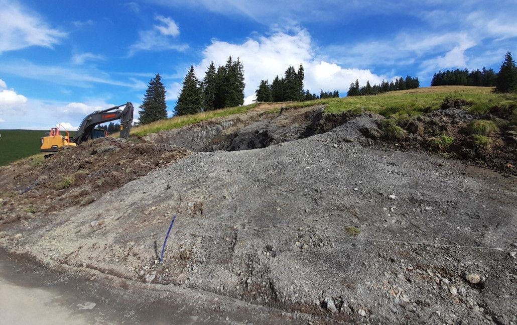 Hier wird wohl Material zum Auffüllen bei der Talstation entnommen.
