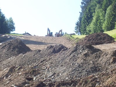 wird wohl wieder a weng breiter gemacht...hab aber  denn Sinn der Erdbewegung ned wirklich verstanden