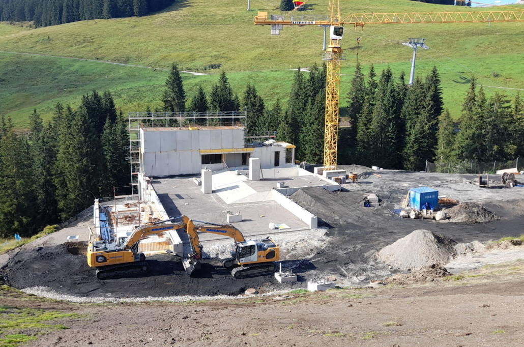 Talstation: schon gut aufgefüllt auf der Ostliftseite. Die Rückseite wird ziemlich hoch