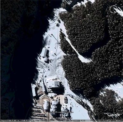 Talstation(?), zumindest die Schatten der Stützen kann man erkennen: