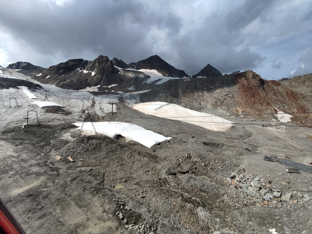 Großes Depot am Eisjoch