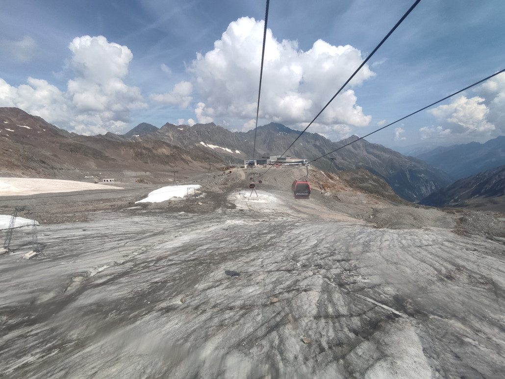 Von der ehemaligen Gletscherhöhle ist rechts nichts mehr zu sehen