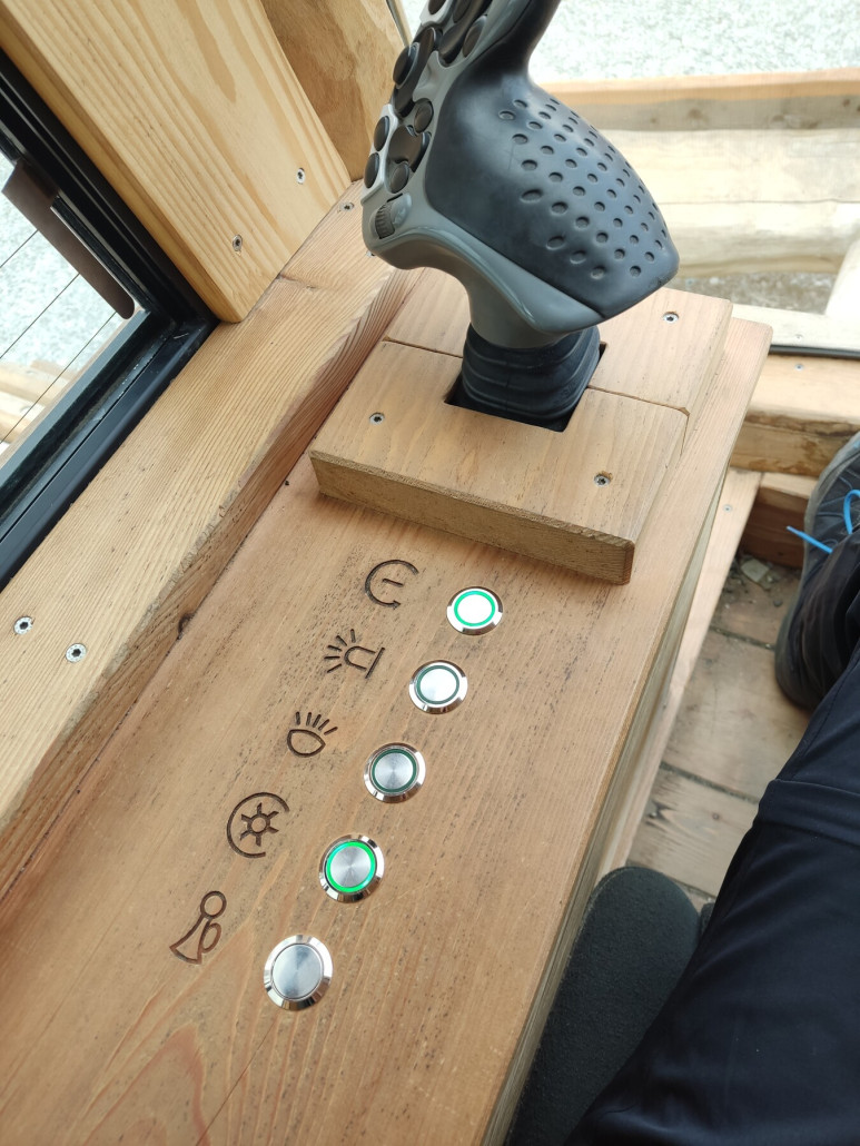 Nette Funktionen, Licht, Hupe, Massagesitz, Motorgeräusch. Gut gemacht. Beifahrersitz hat die gleichen Funktionen