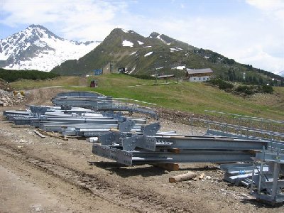 Verstrebungen, Bleche und Querträger