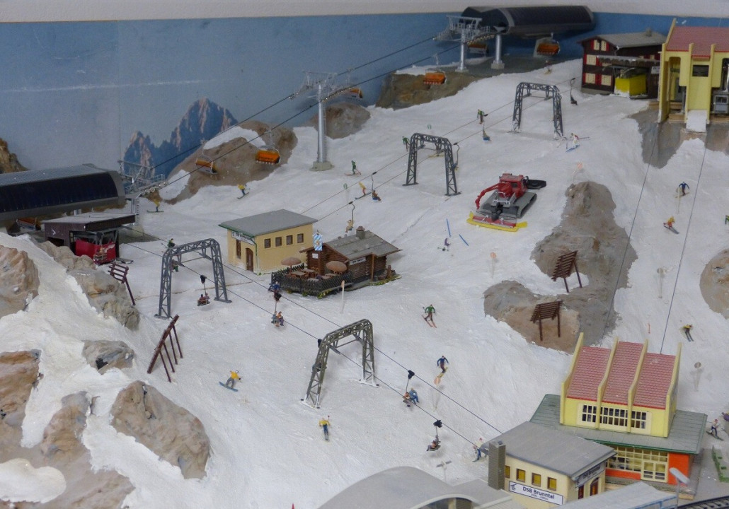 Die im Vordergrund befindliche DSB Brunntal musste ein klein wenig verkürzt werden, damit die Talstation der neuen Wetterwandeck-Bahn genügend Platz hat