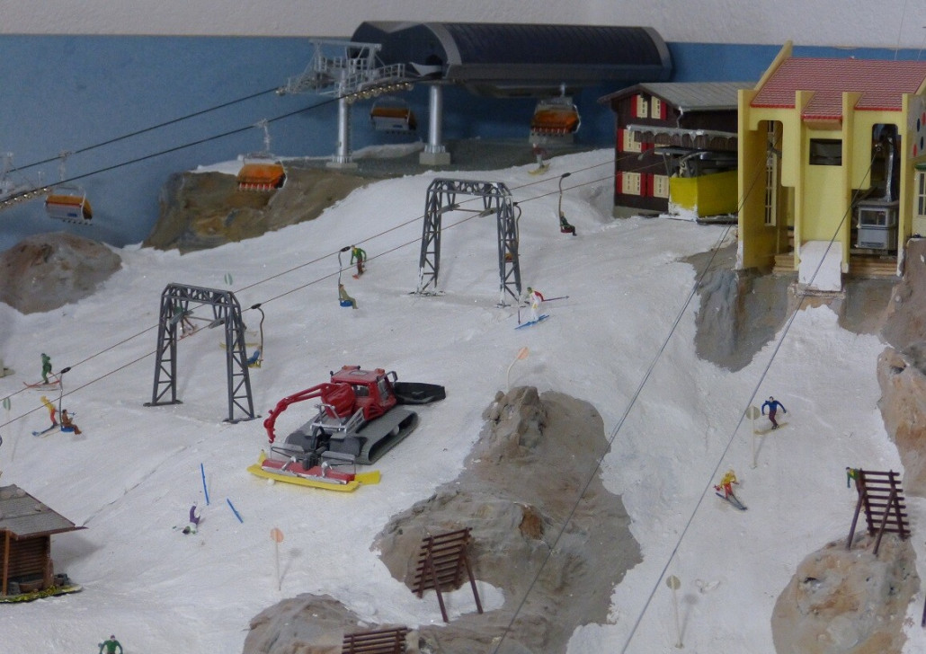 von rechts nach links:  Bergstation der Gletscherbahn, Einer-Sessellift Sonnenkar, Münchner Haus und Bergstation der 6-KSB Wetterwandeck. Der Zugspitzgipfel musste aus Platzgründen leider weggesprengt werden