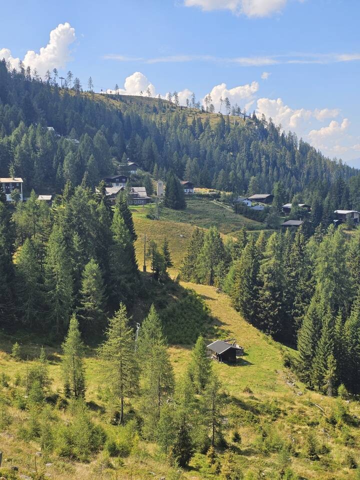 Blick zur Talstation des Dorflifts und zur Krendlmaralm.