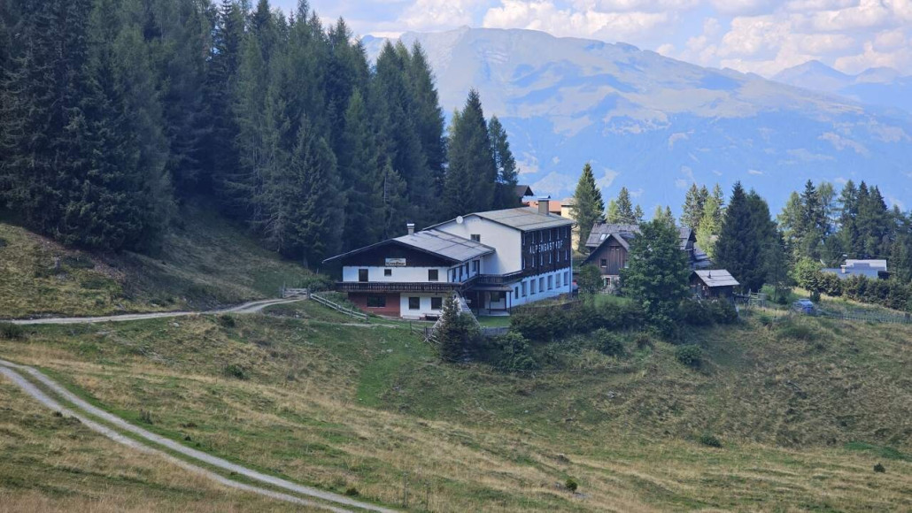 Der gleichnamige Alpengasthof. Seit der Stilllegung der Pendelbahn ist mWn auch der Gasthof geschlossen, da das Dorf Goldeck nicht mehr über Seilbahnen und/oder Pisten erreichbar ist.
