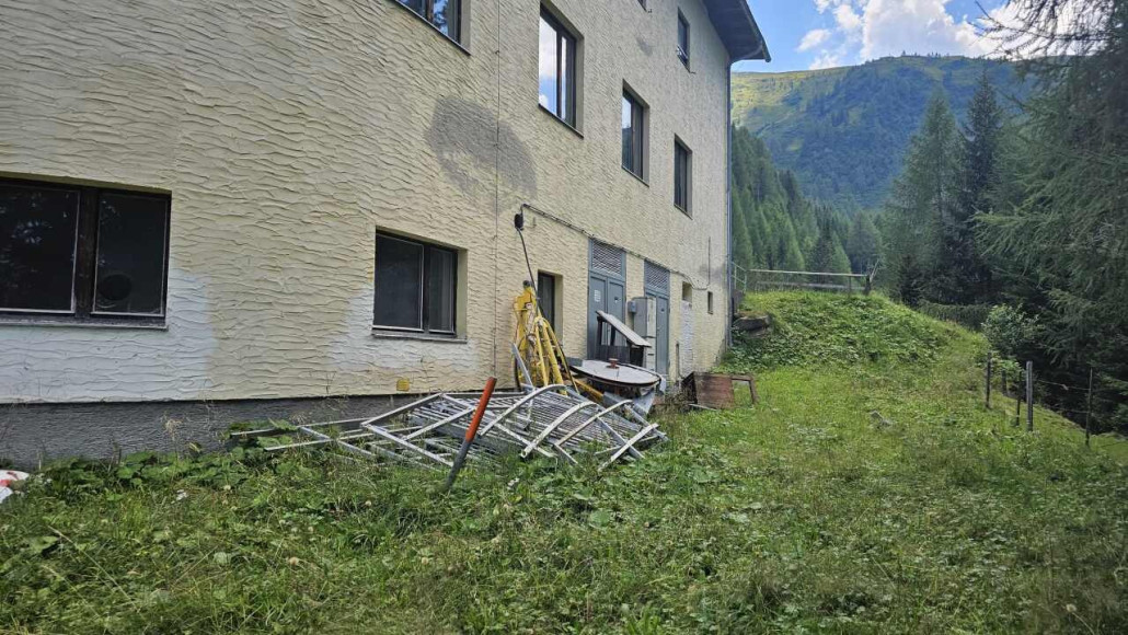Neben der Mittelstation liegen die Überreste des Seillifts, seines Zeichens einer der beiden Übungslifte im Bereich Dorf Goldeck.