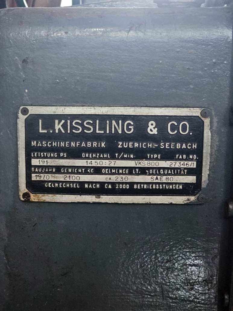 Das Getriebeschild bestätigt uns 1970 als Baujahr, außerdem erfahren wir die PS-Leistung.