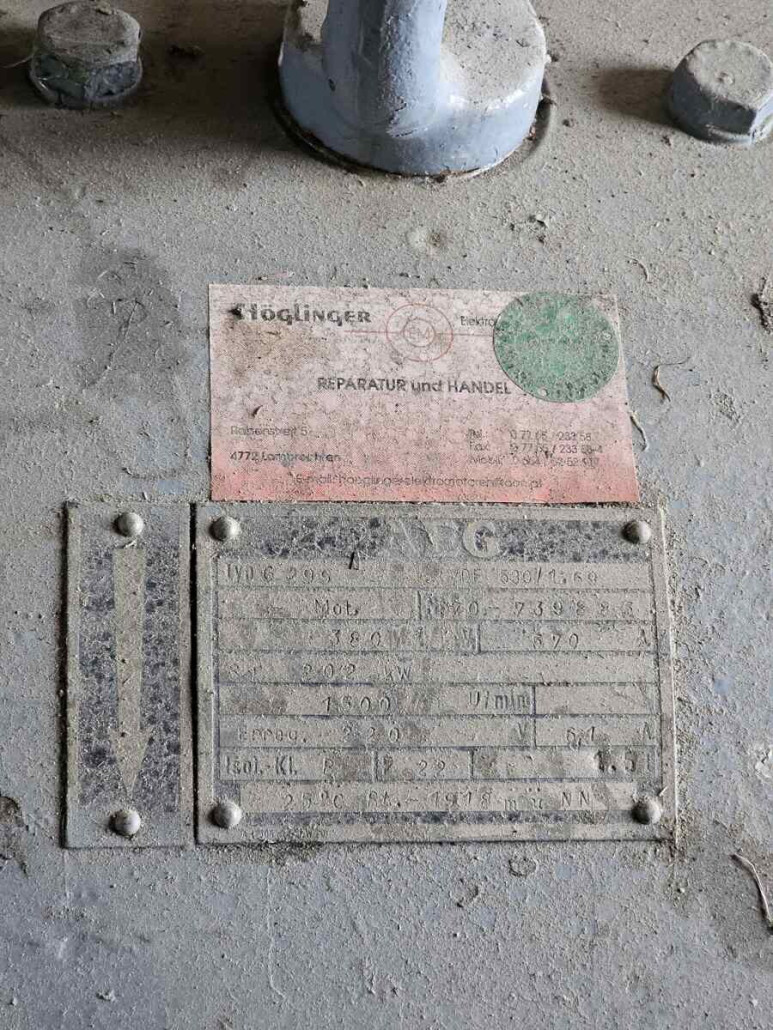 Bisserl verstaubt, was aber auch kein Wunder ist und definitiv zum Charme des Lifts beiträgt :)