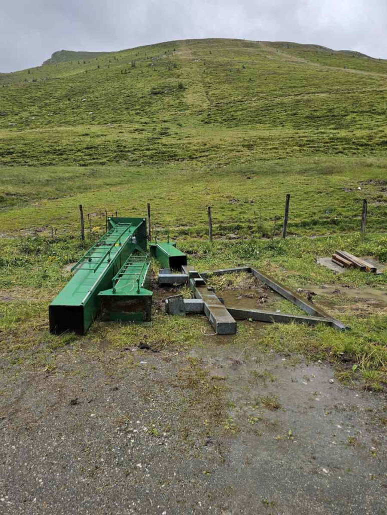Abgeschnittene Stützen samt Joch. Im Hintergrund kann man gut die Trasse erahnen.