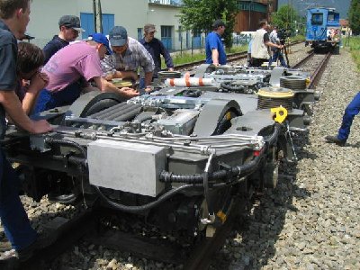Das Drehgestell ist bereits auf der Schiene.