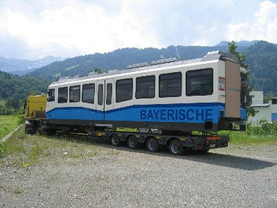 In der Nähe des Zugspitzbahnhofs GAP. Anlieferung der ersten Triebwagenhälfte.