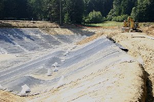 Im oberen Teil wird die Folie wieder mit Erde zugedeckt, sowas kannte ich am Pohorje bisher nicht!