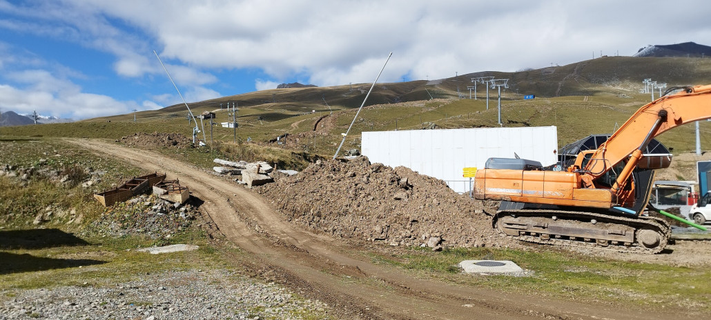 Erweiterung der Schneileitung und einige neue TA Lanzen. Sicherlich nicht verkehrt, in dem Bereich kommt gelegentlich Erde zum Vorschein und auch gerne mal Steine, die nicht wirklich klein sind und auf der Piste rumliegen