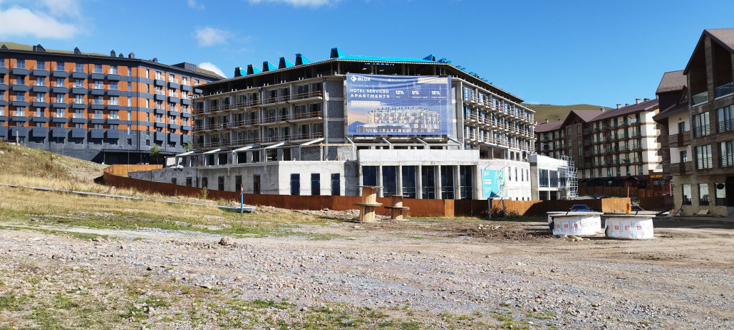 Das Haus wird endlich fertig gestellt. Apartments mit Hotelservice. Wird wohl durch die Radisson Gruppe betrieben. Ob das bis zum Winter fertig wird? Wohl eher nicht.