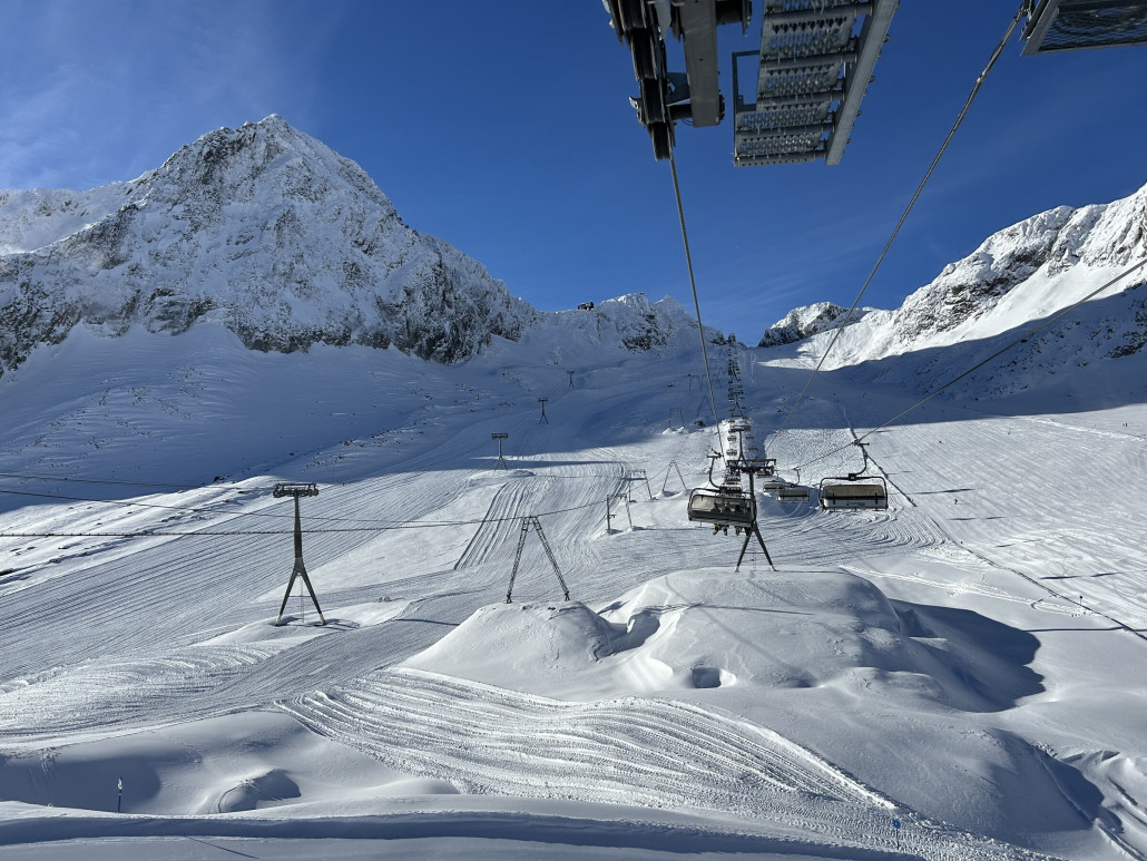 Krass wie sich die Situation am Eisgrat verändert hat. Vor 10 Jahren gings hier noch eben und dann aufwärts. Nun gehts hier zuerst abwärts..