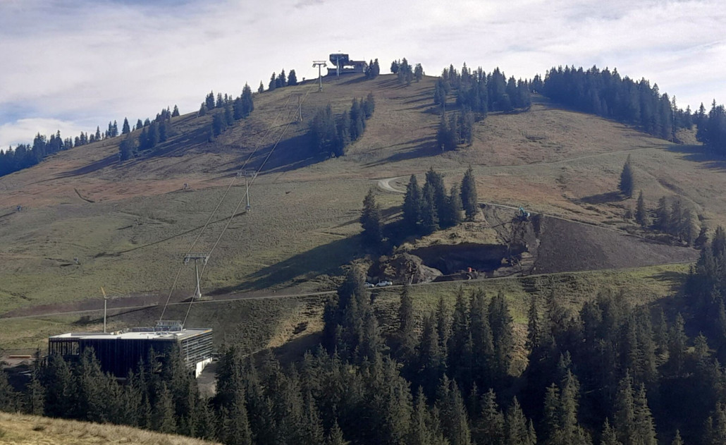 Gesamte Anlage: Rechts wird noch der Hang bearbeitet