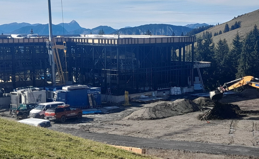 Talstation: Mit dem Baukran werden die Glaselemente versetzt