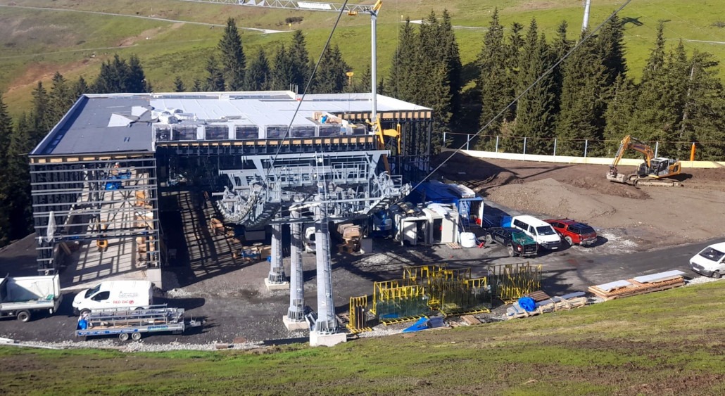 Talstation: Beim Einfahrtsbereich sind die Scheiben schon montiert.