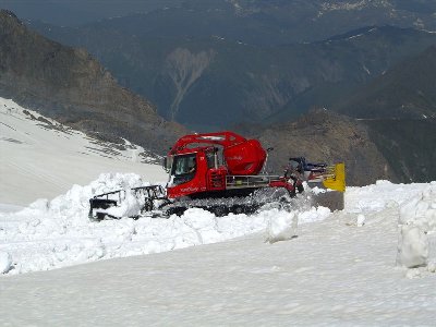 Für unsere Pistenbully-Fans zwei Bilder vom Schnee zusammenschieben