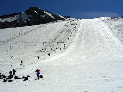 Hier eine schwarze Piste, die ersten Stunden recht hart, dann aber schön zu fahren