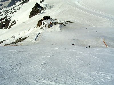 Meine absolute Lieblingspiste am heutigen Tag: die rote 4<br />Schon früh griffig, aber bis mittags noch nicht zusehr zerfahrn