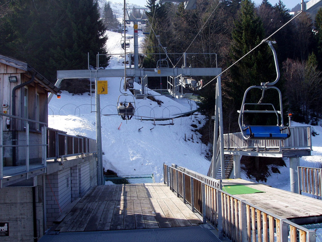 Zwischenstation Plegiboden für die Sommerrodelbahn. Im Winter abgesenkt