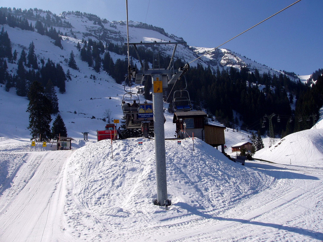 Dreh und Angelpunkt des Skigebietes Habergschwänd. rechts DSB Mättli, links Trainerlift. Mitte Skilift Bortegg