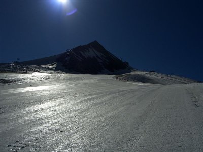 Die ersten Abfahrten sonnenabgewand noch etwas hart, desshalb gleich mal die Abfahrt zum Tuxerhaus ausprobieren