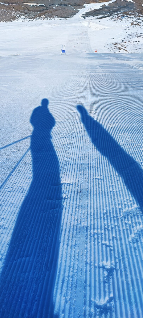 Schatten auf knüppelharter Piste