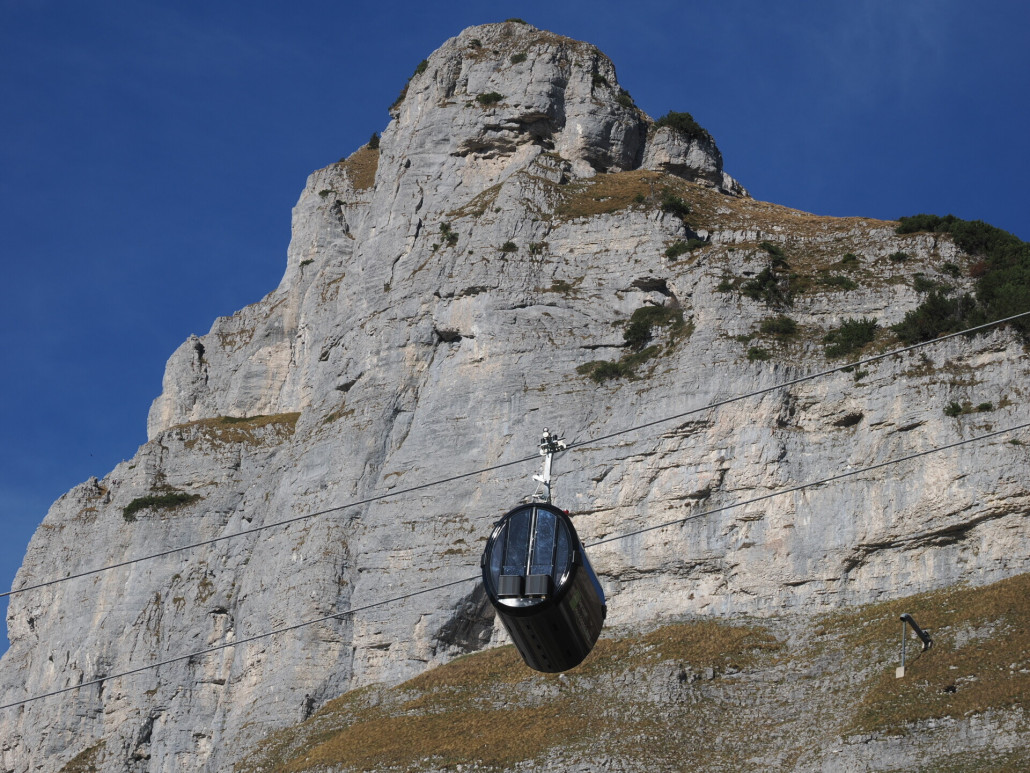 Im Hintergrund der Losergipfel