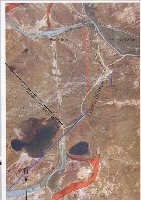 Die blaue Linie (links unten) ist wohl die Trasse der neuen Bahn. Was sollen aber die roten und blauen Striche mit den Knicken im oberen, rechten Bereich? Ist die Trassierung dort noch unklar, oder soll es eine Mittel-/Umlenkstation geben?