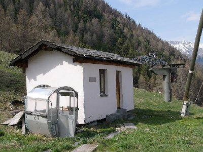 Die Talstation des Skiliftes Brattas I. Vor dem Lifthäuschen ist noch eine Kabine der alten Gondelbahn Celerina-Marguns (Bell, System Wallmannsberger) auszumachen.