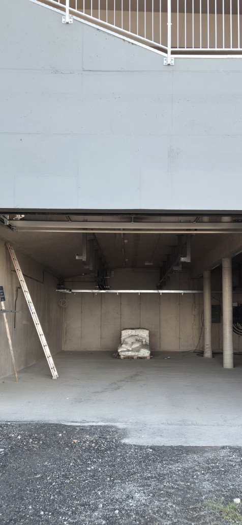 alte Sesselgarage Eiberglifte? sieht an der Decke so aus als ob dort die Sessel aufgehangen wurden