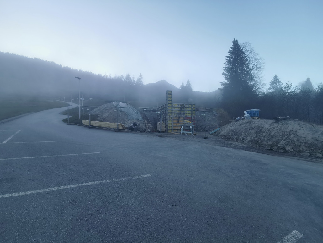 Unten auf dem Parkplatz wird auch etwas gebaut. Ich vermute, dass es sich um eine Trafostation handelt von der Mal in einem Gemeinderatsprotokoll was stand.