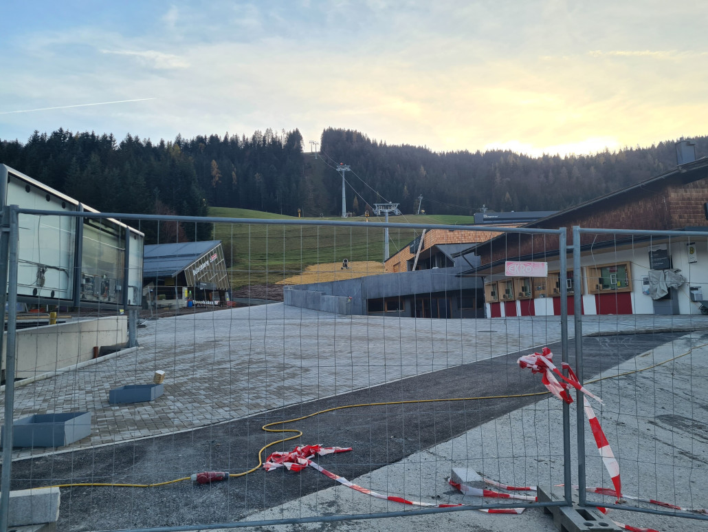 Der Kassenvorplatz ist jetzt komplett gepflastert