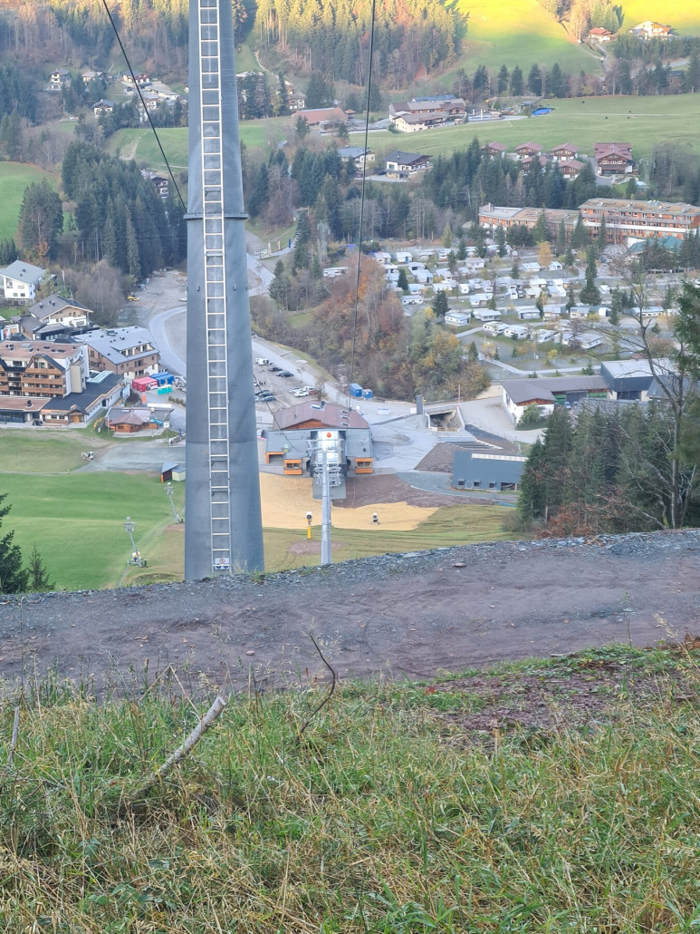 Blick von etwas unterhalb der Streckenmitte zur Talstation