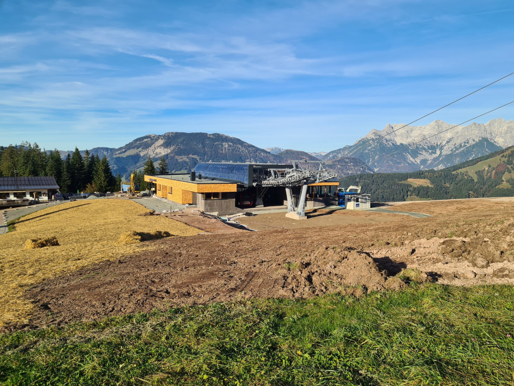 Man sieht noch das im Bereich der Mittelstation massive Erdarbeiten stattgefunden haben.
